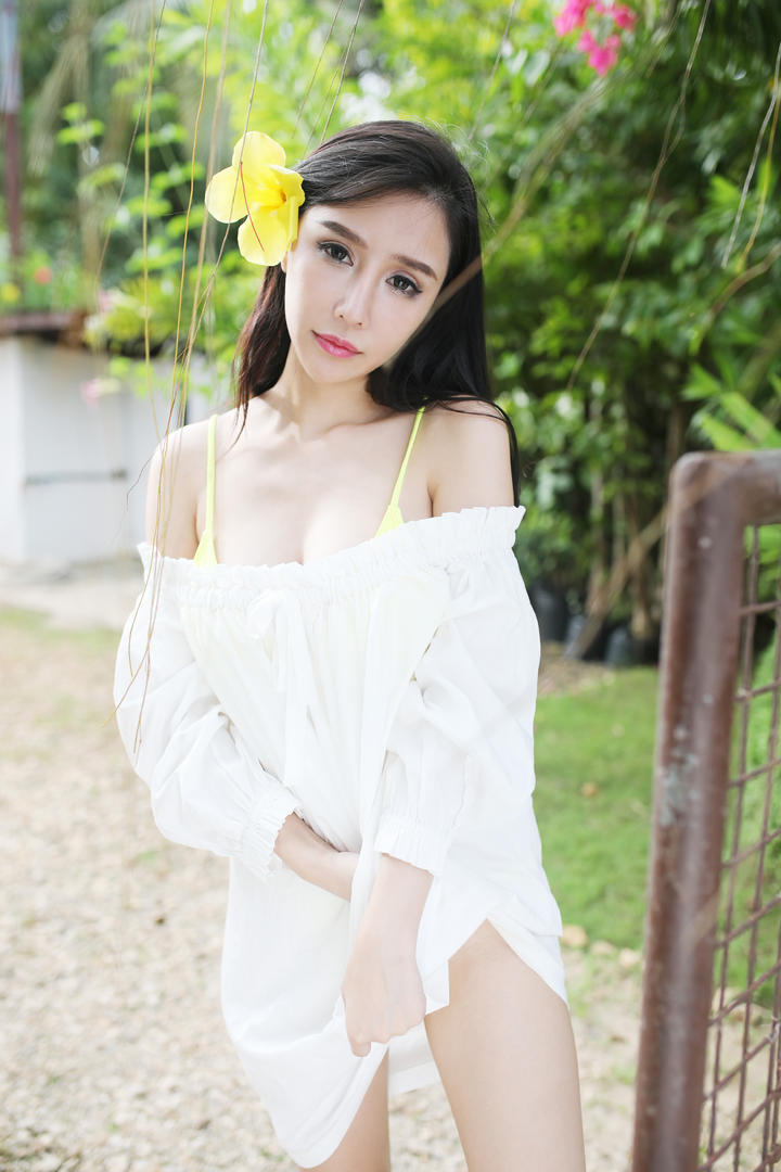 头上戴着花朵的高清户外清纯美女写真图片