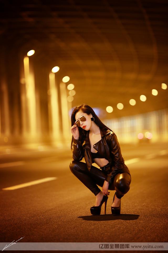 街头夜色灯光下美女模特性感小蛮腰写真