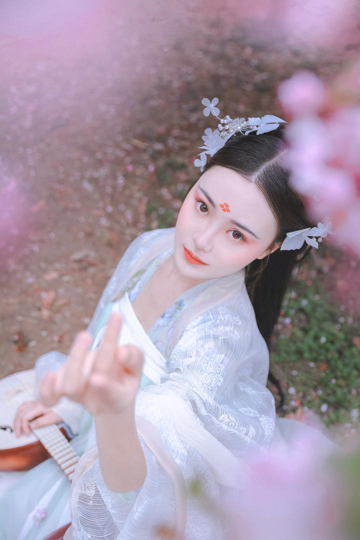 抱着琵琶的高清古装美女摄影图片