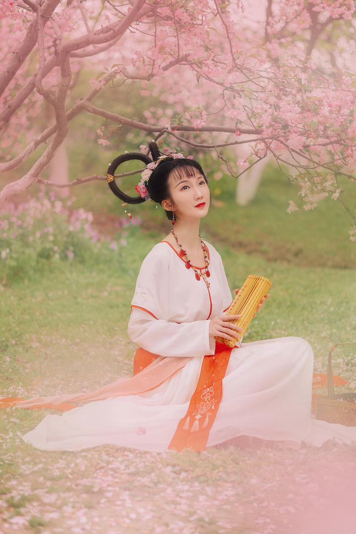 坐在地上看竹简的古装清纯美女