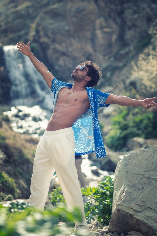 山野放飞自我的戴墨镜帅哥图片