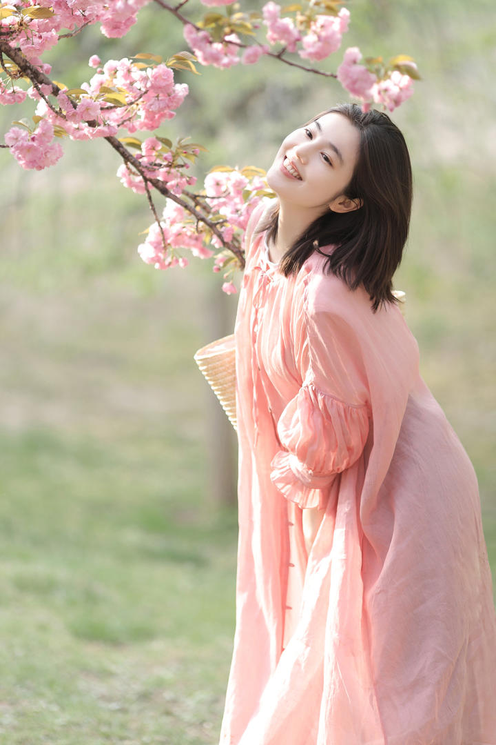 国模清纯女神户外赏花图片大全