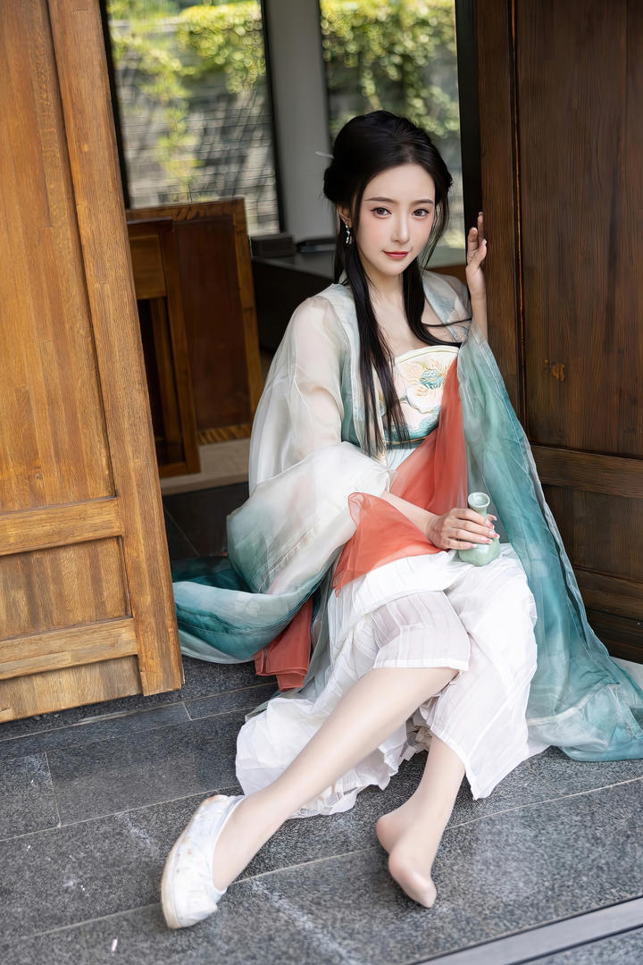 清纯雪糕妹妹王馨瑶穿古典汉服美女照片