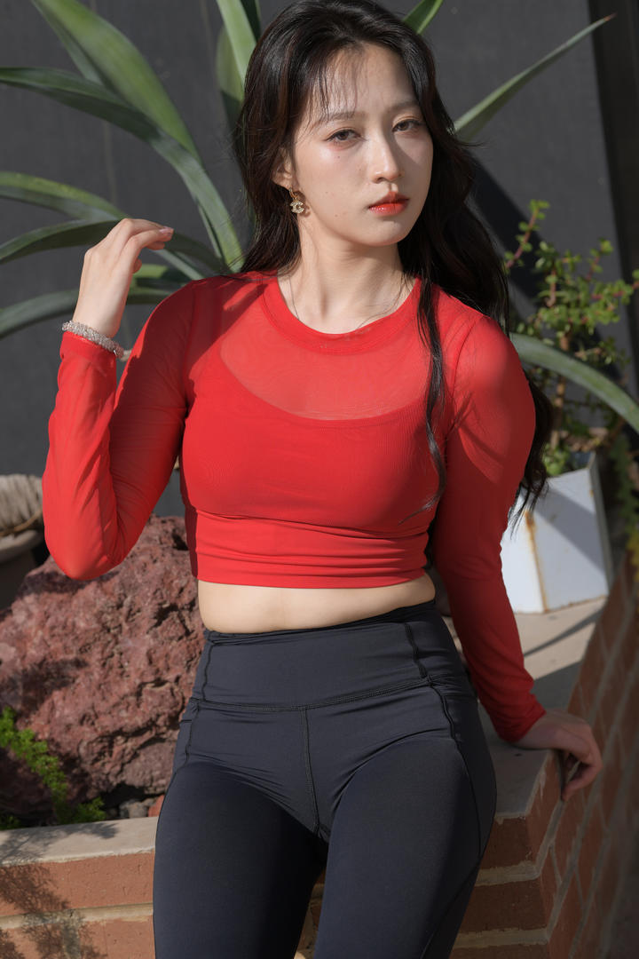 国产精品微胖美女瑜伽裤美女户外摄影写真图片