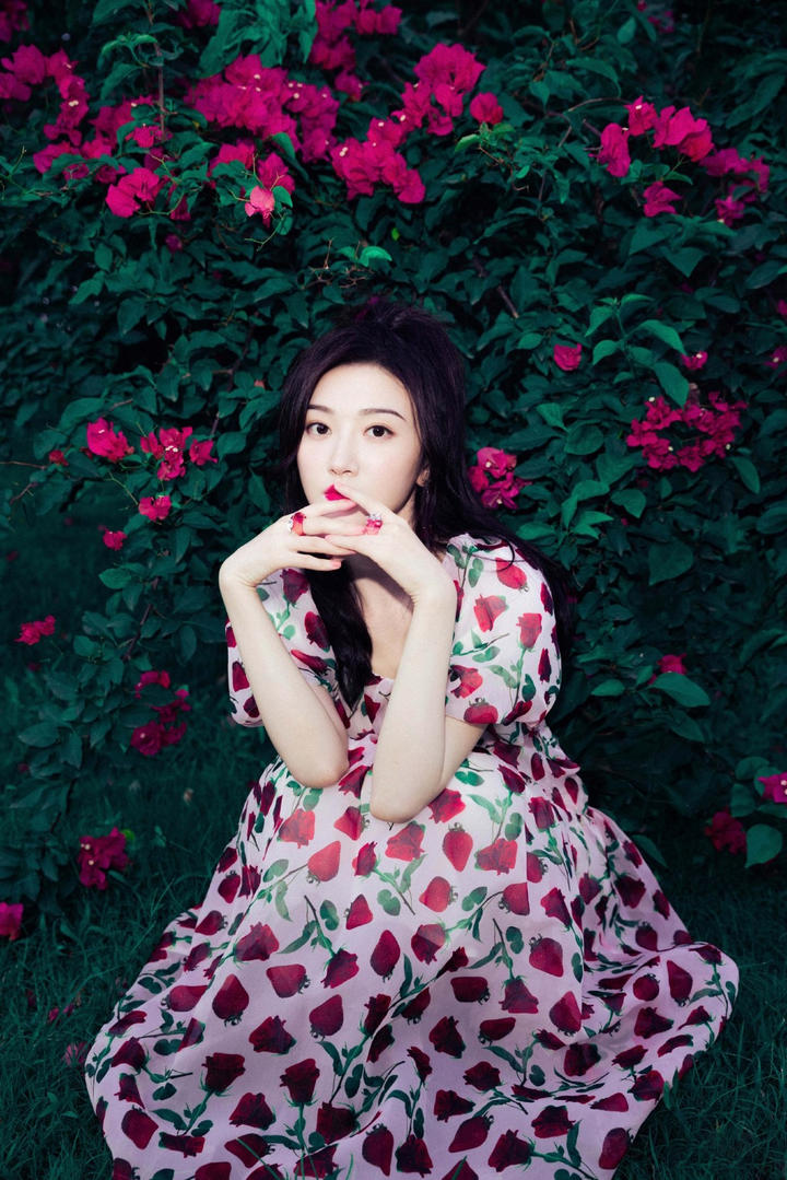 穿着草莓裙子的美女明星景甜图片