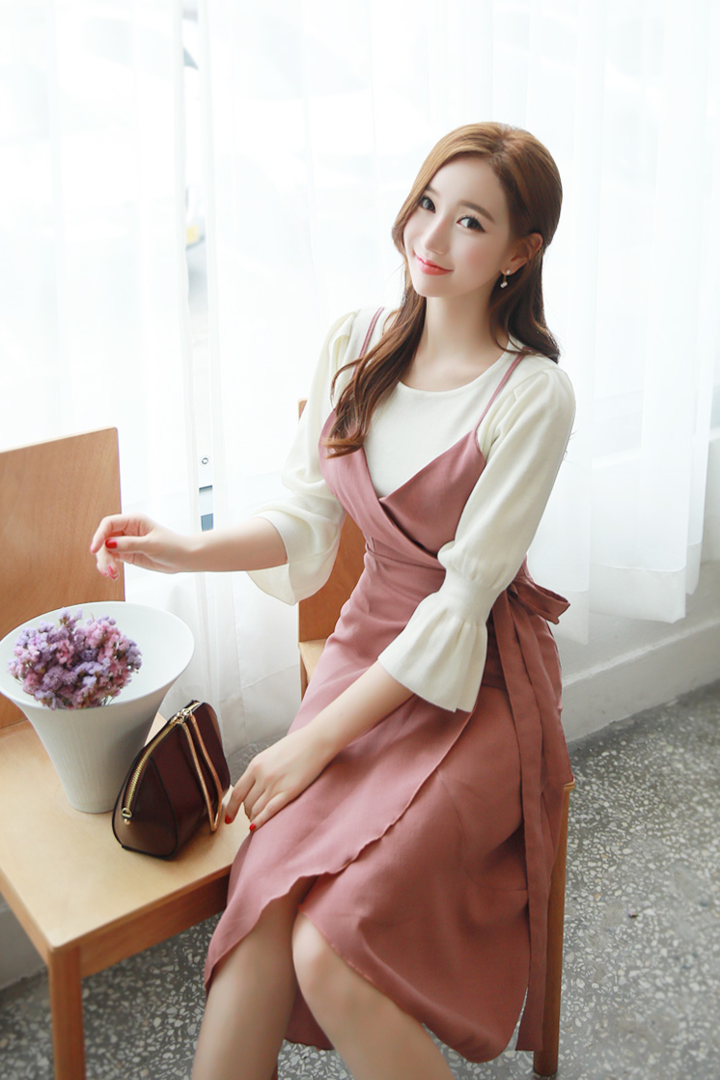 坐在椅子上的韩国气质美女李妍静图片