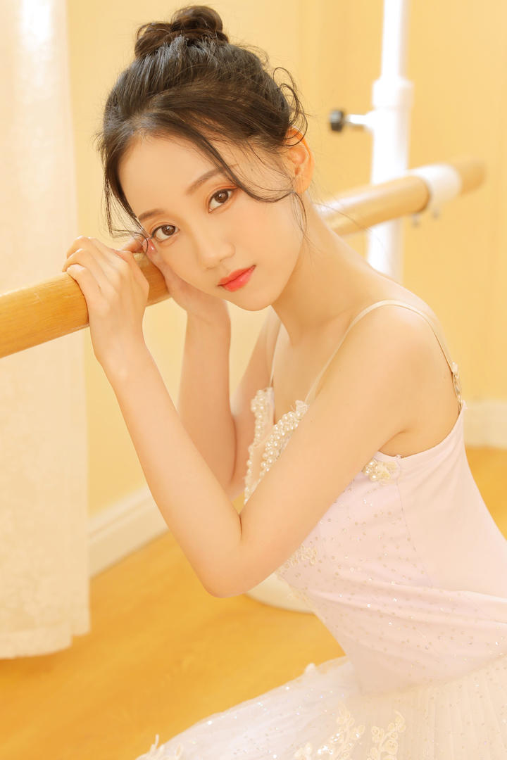 舞蹈教室里的极品养眼美女跳舞图片