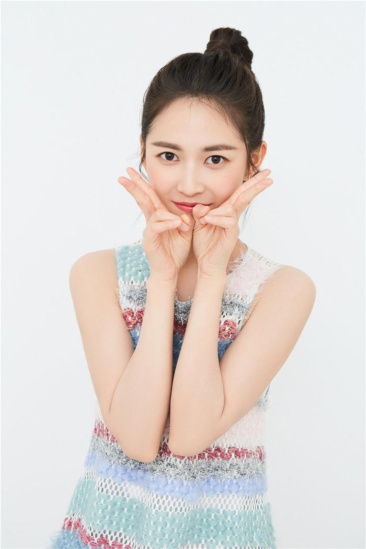 女星陈钰琪小辫子夏日清凉写真图片