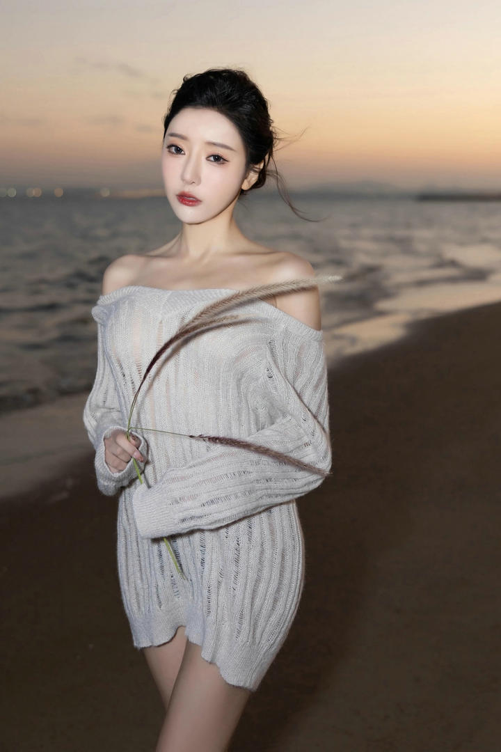 站在海边的高颜值美女主播王馨瑶个人艺术摄影图片
