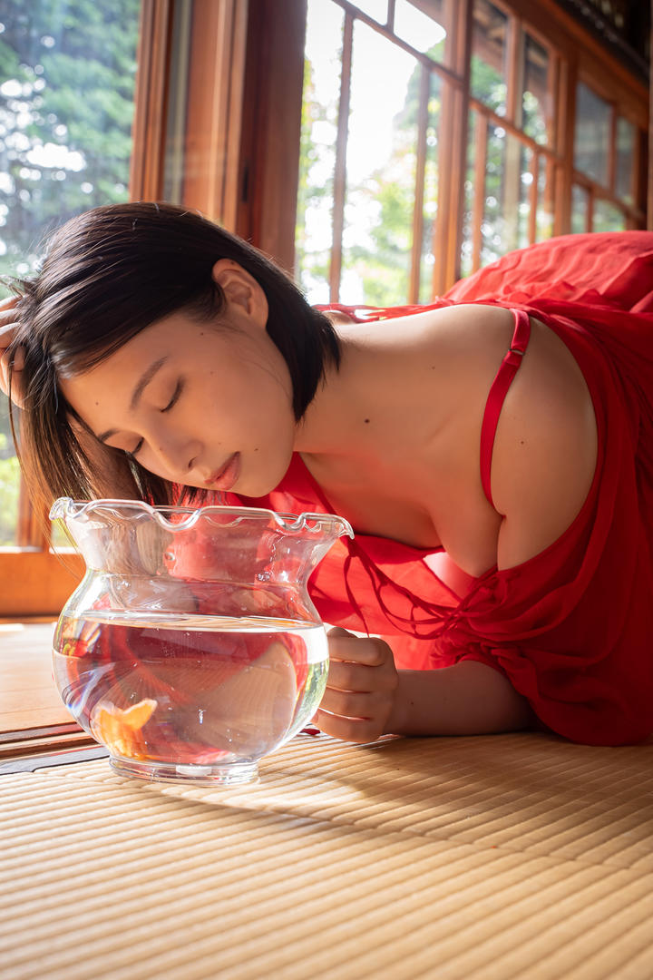 看金鱼的日本美女伊人春色福利写真套图