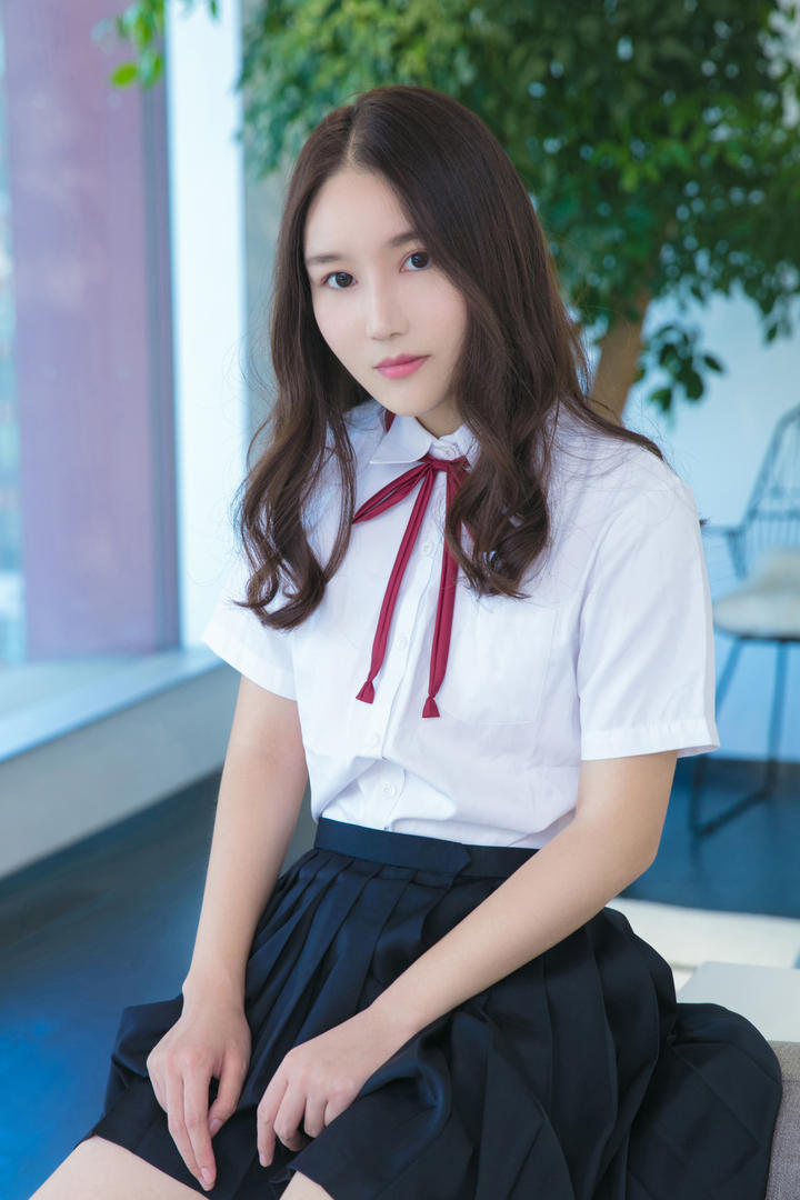 穿着校服的清纯短裙美女图片