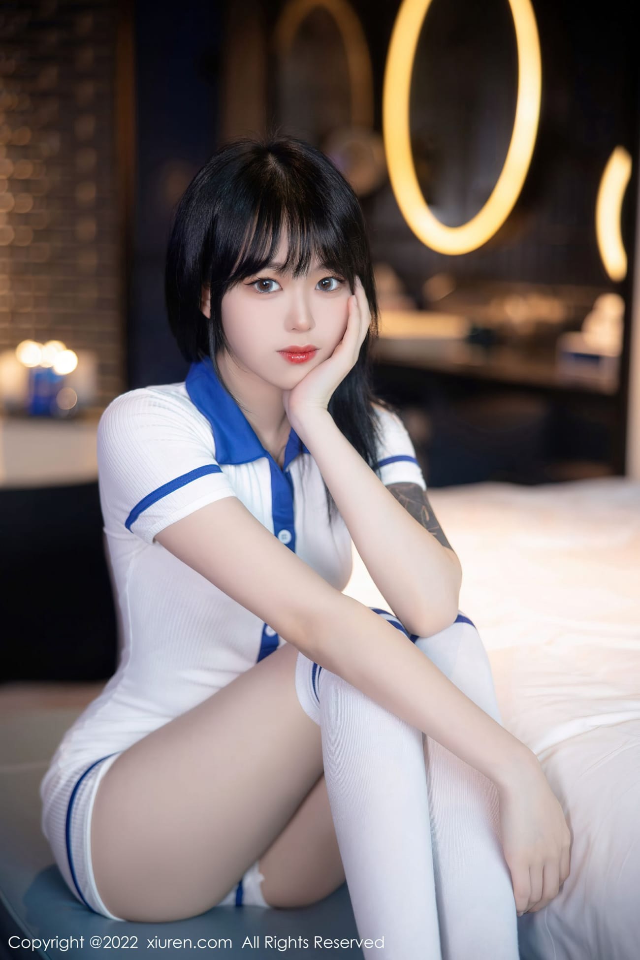 秀人网美女模特小奶瓶呜呜白色水手服饰搭配白色长袜写真