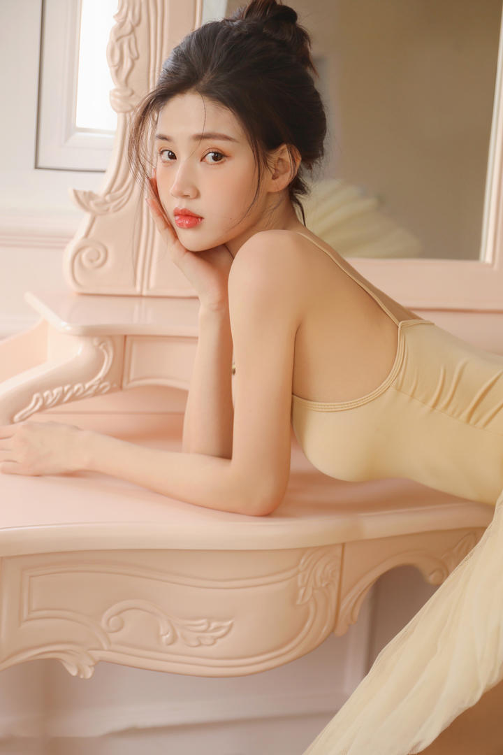 趴在梳妆台上的粉嫩清纯女生头像图片大全