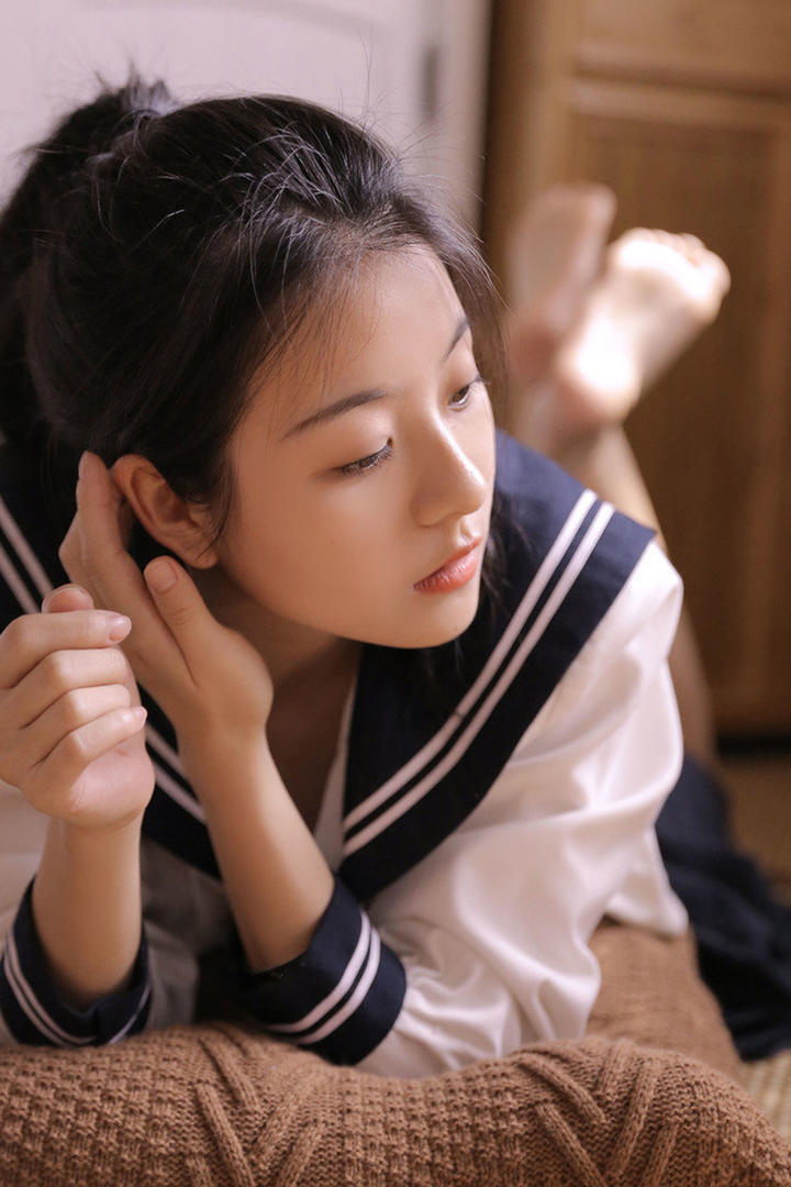 穿着校服的纯天然清纯学生妹图片