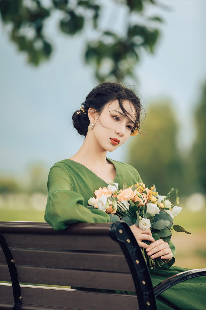 五官精致的清纯绿色裙子美女户外唯美摄影写真图片大全