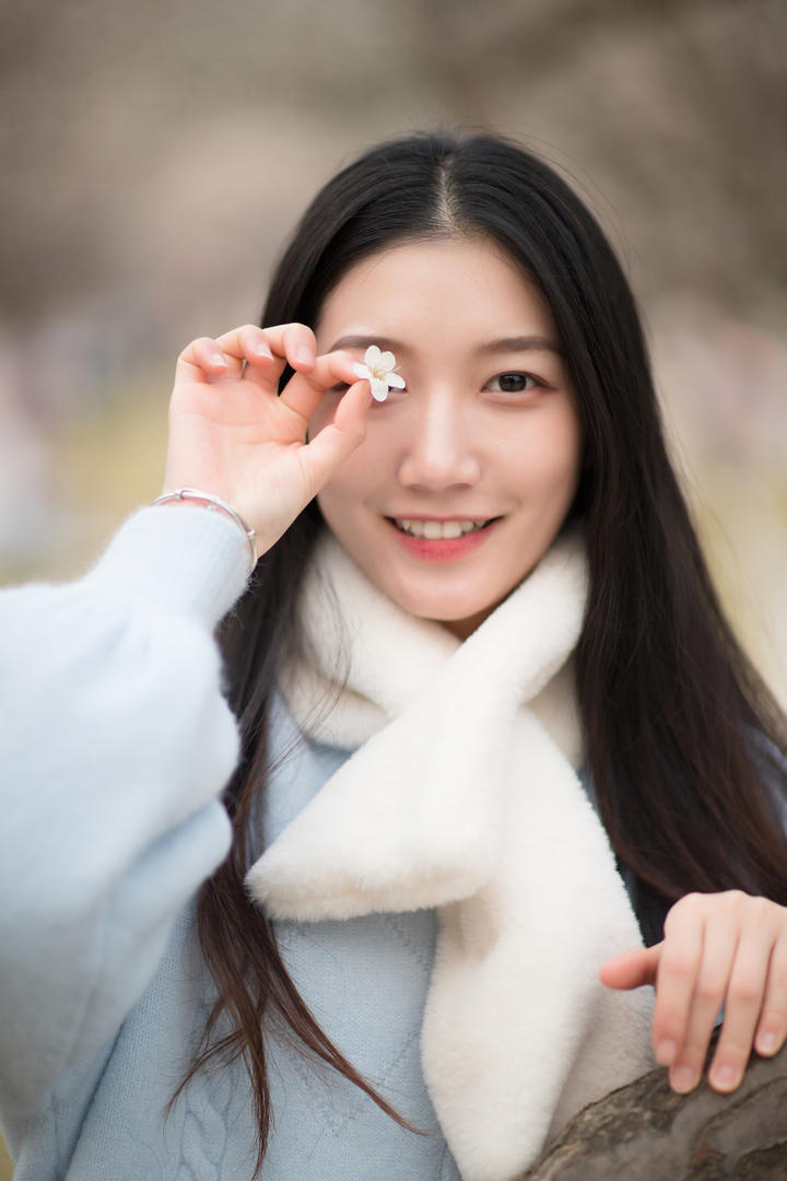 围着白色围巾的唯美女生头像晓洁图片