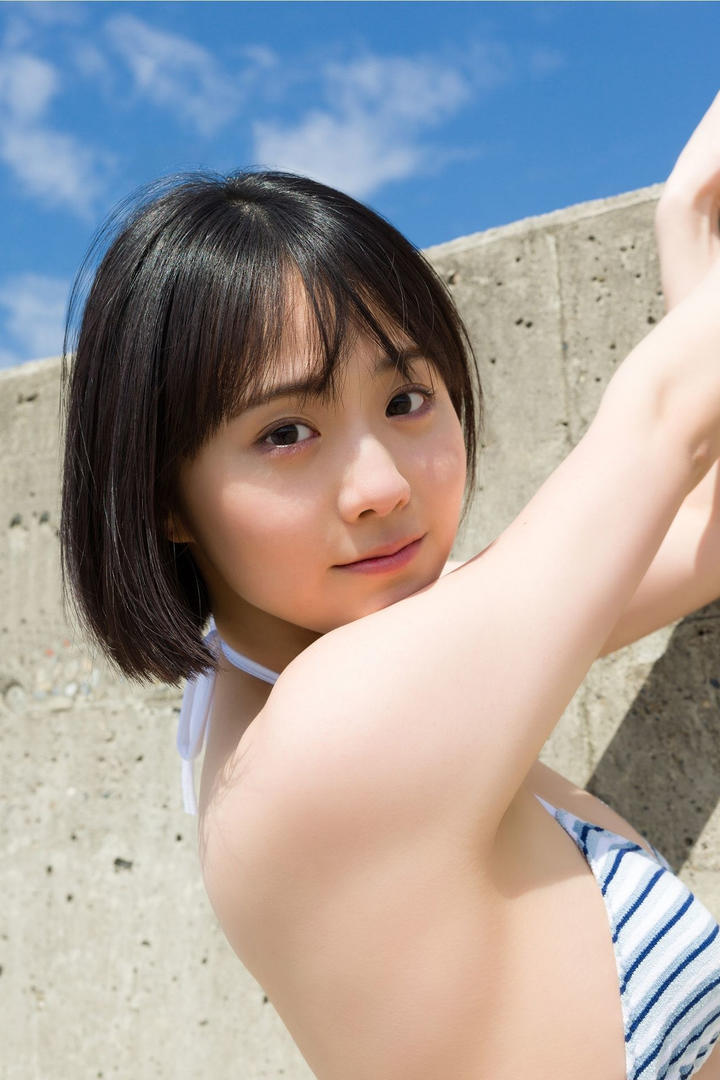 日本短发美女比基尼大胆艺术照片