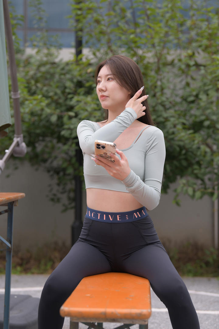 黑色瑜伽裤美女图片