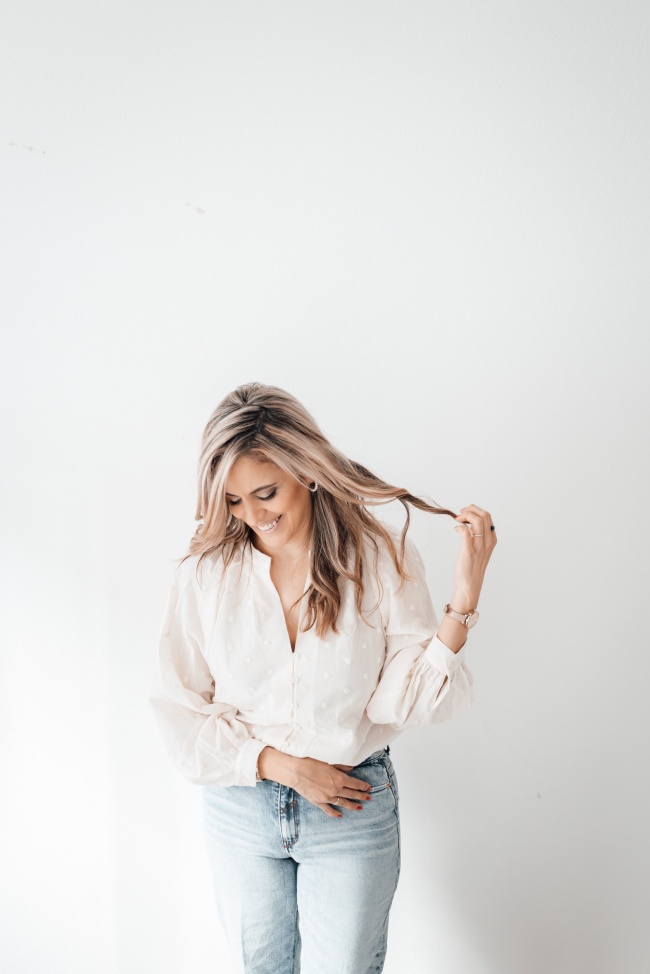 白衬衫牛仔裤美女图片