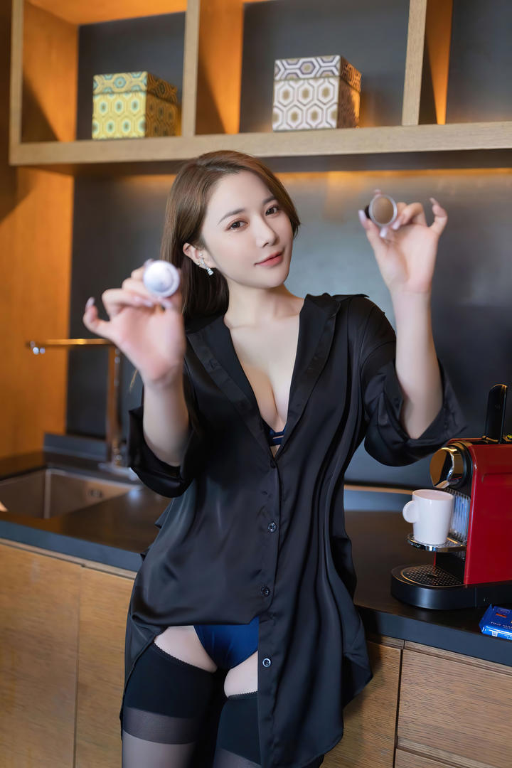 若隐若现的性感身材美女模特鱼子酱极品御姐私房照大图