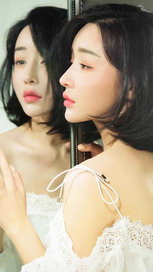 照镜子的高清美女明星何彦霓图片