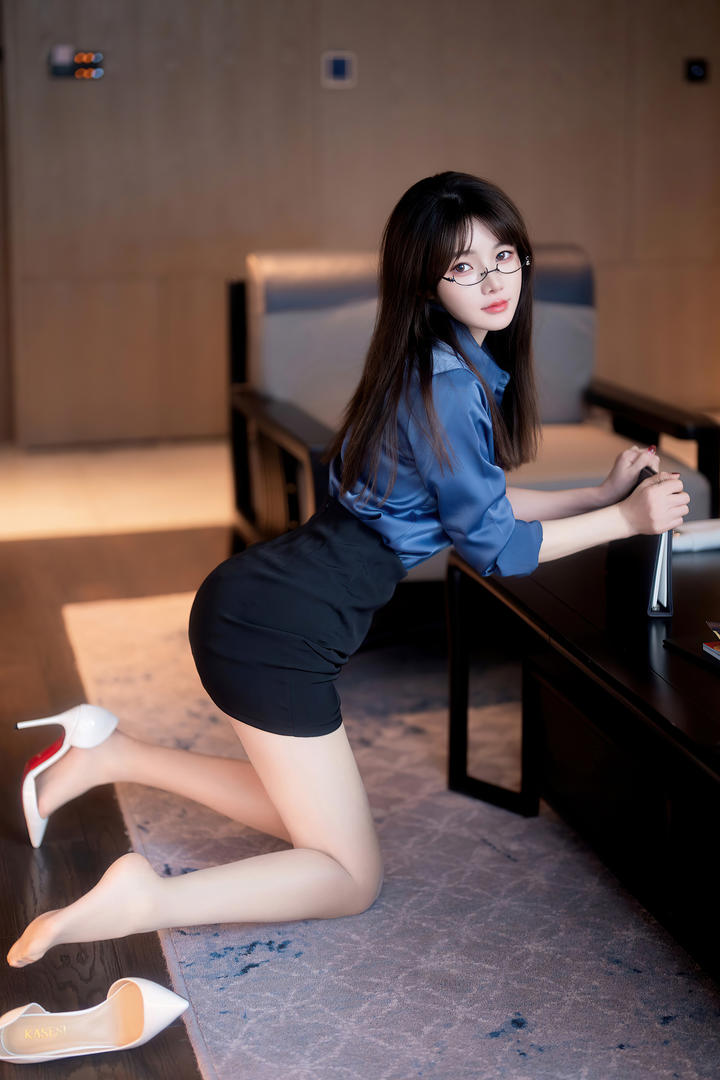 性感美女秘书翘臀跪国产成人无码美女图片专区