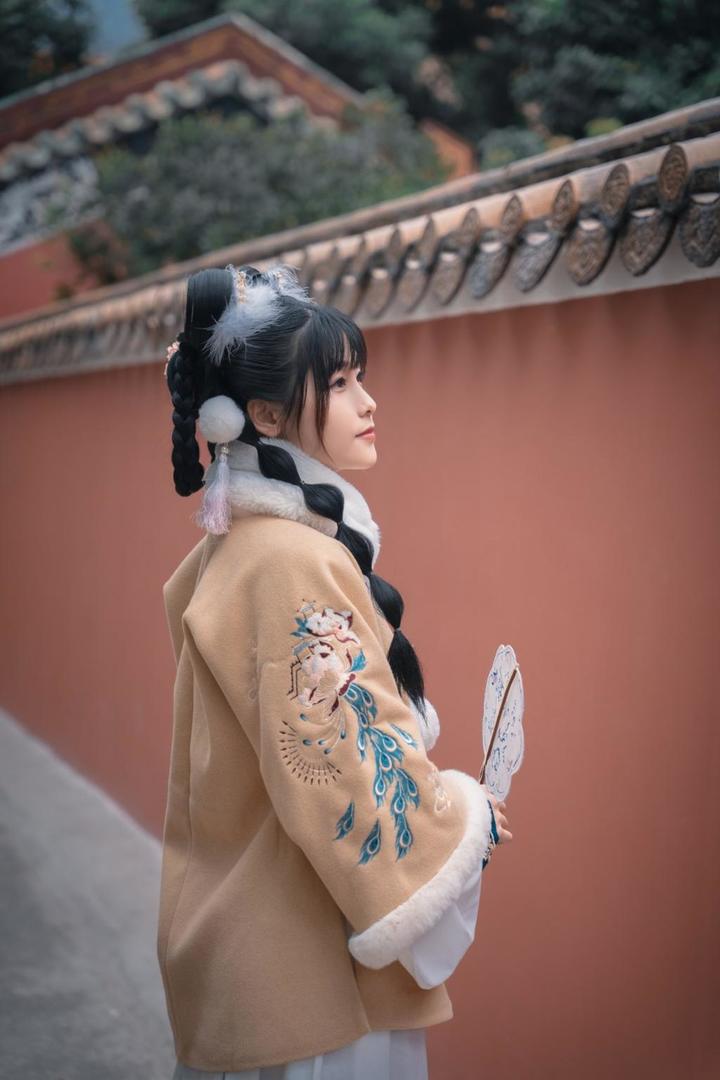 唯美古装美女侧脸艺术写真图片