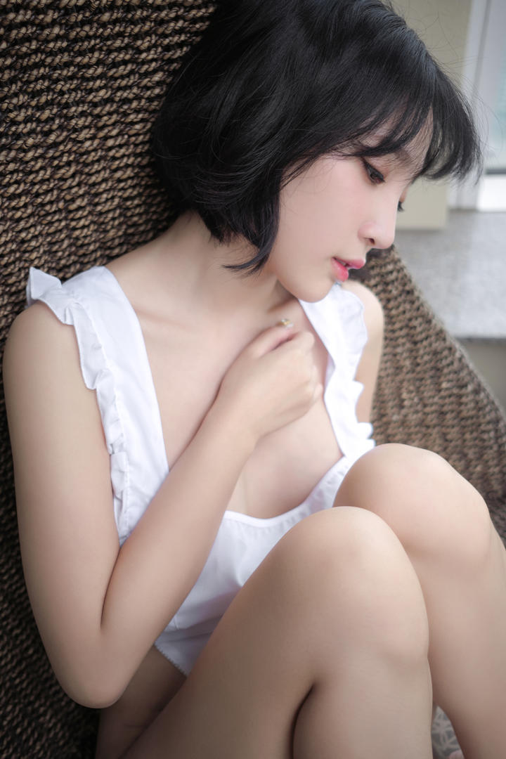 低头沉思的日本模特姜仁卿性感自拍套图