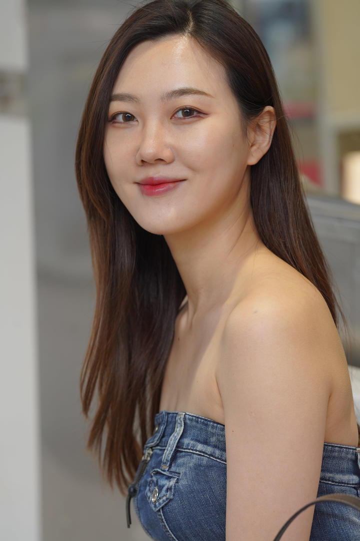 街拍风韵犹存的成熟阿姨美女壁纸写真图片