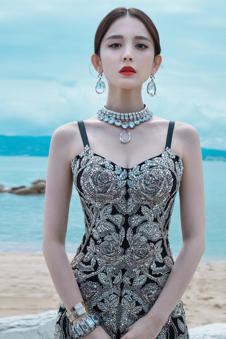 站在海边的气质女星古力娜扎图片