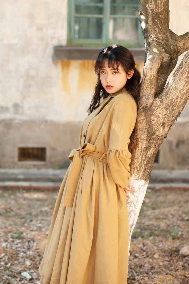 靠在树上的唯美清纯美女黄子卿写真图片