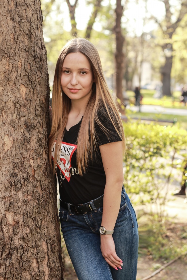 夏天树林美女写真图片