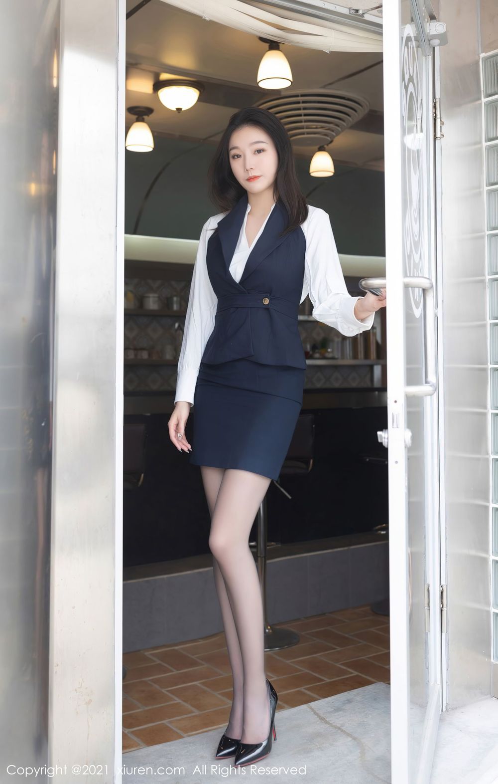 秀人网美女模特安然Maleah丝袜美腿+餐厅服务员主题成都旅拍