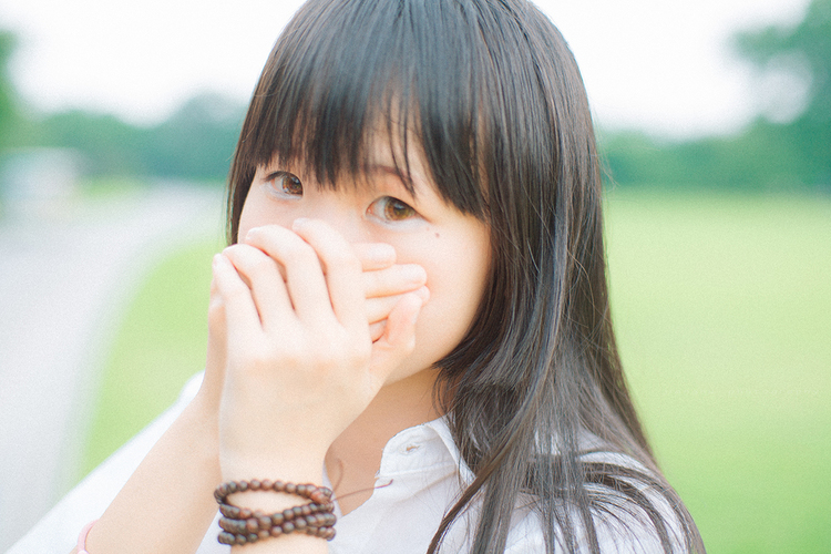 清纯校花身穿校服户外写真