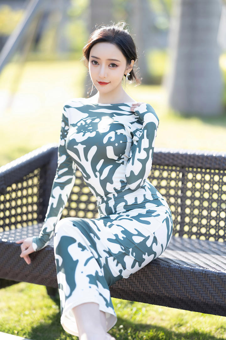 坐在长椅上的气质美女模特王馨瑶高清美女壁纸图片