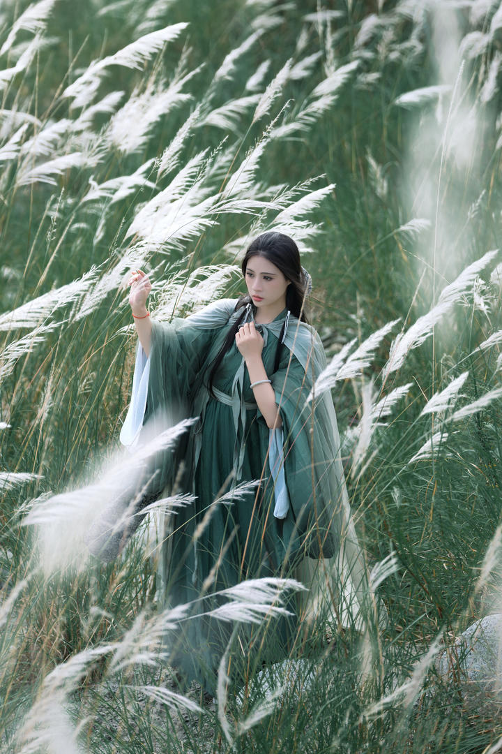 清秀古装汉服美女荒野人像艺术摄影图片