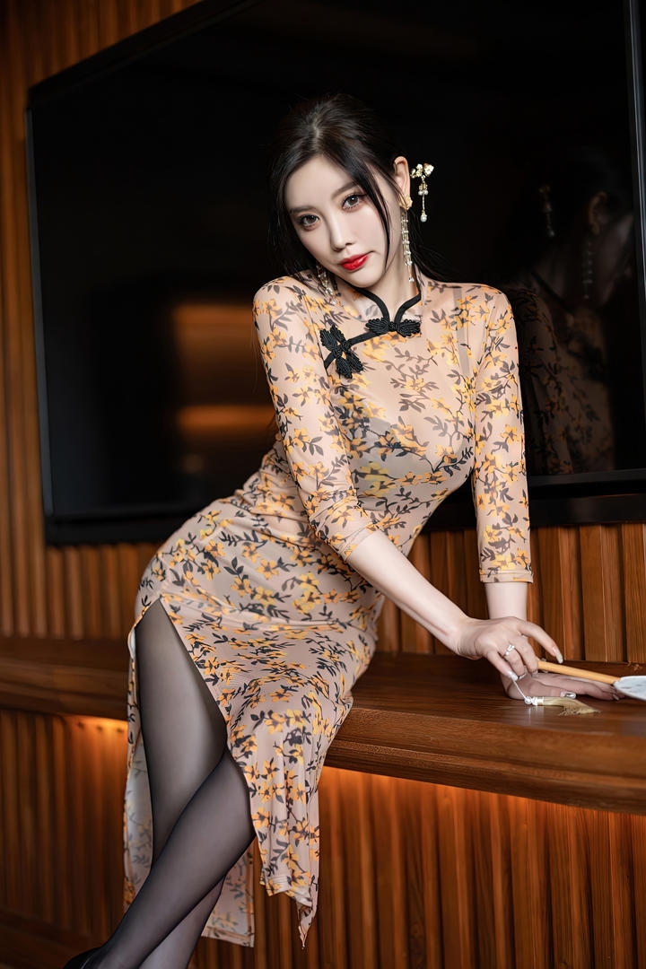 秀人网头牌美女模特美女杨晨晨旗袍配黑丝性感美女图片