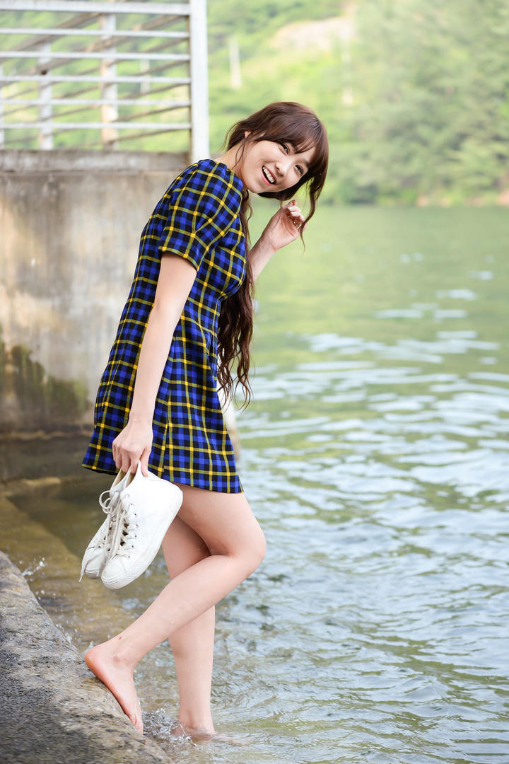 提着鞋子的高清韩国美女明星李恩慧图片