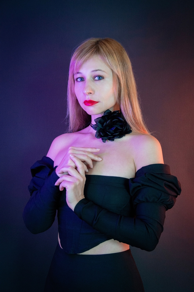 性感小露香肩美女模特人体艺术图片