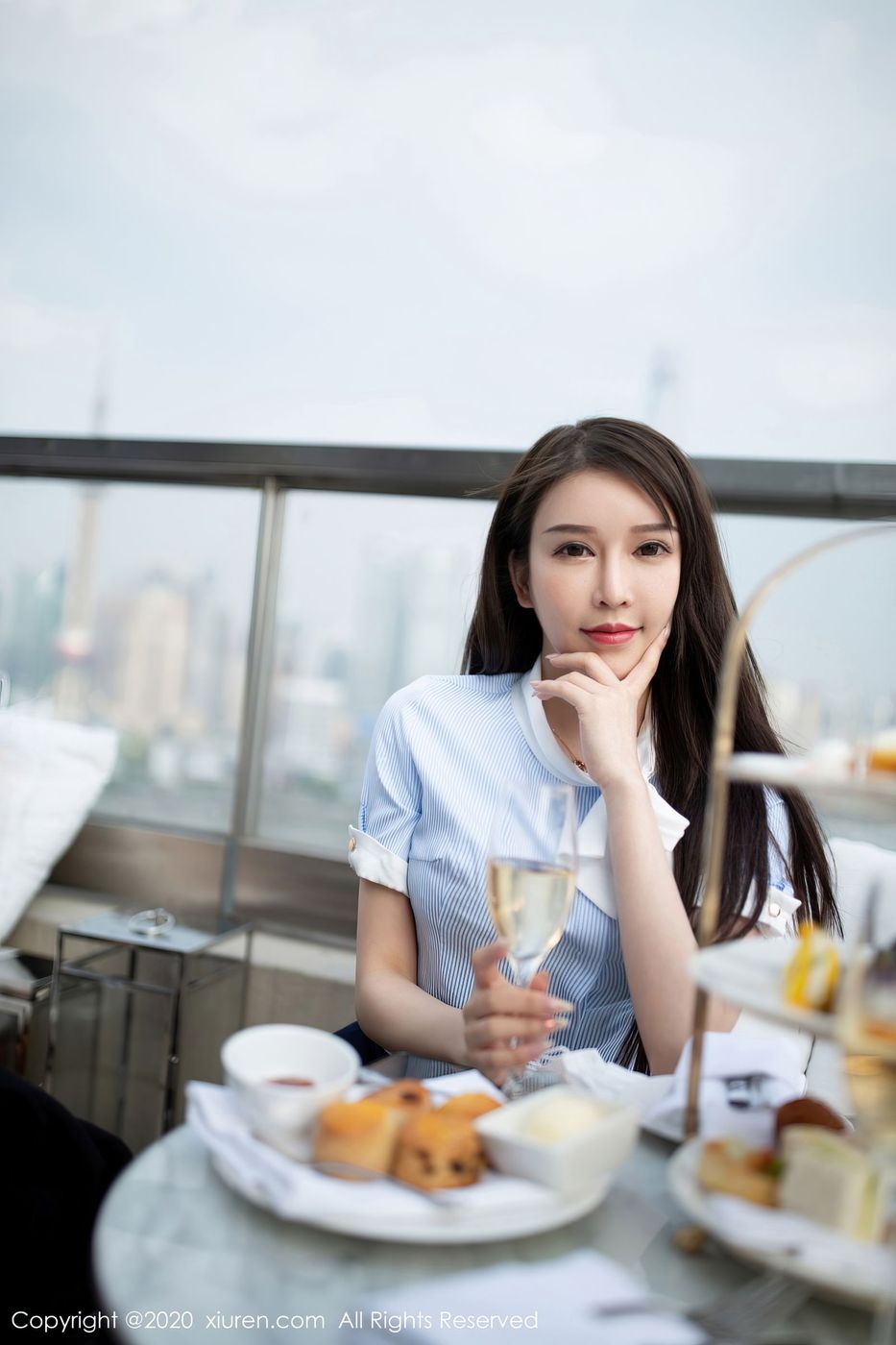 秀人网性感女神玉兔miki白衬衫黑短裙职场OL下午茶主题写真
