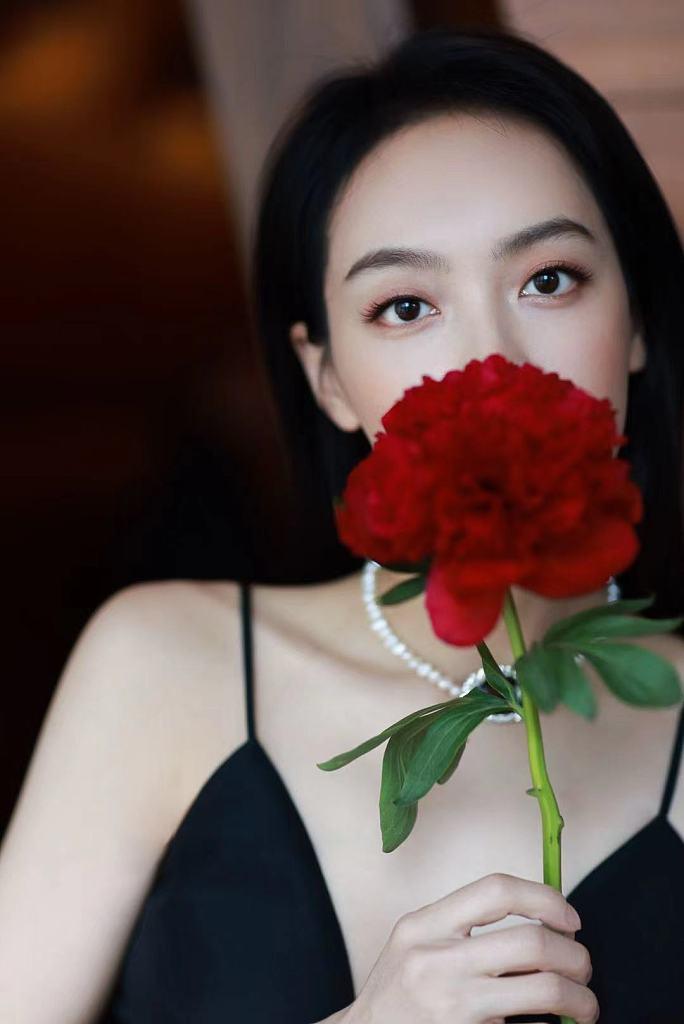 拿着红色花朵的美女明星宋茜写真图片