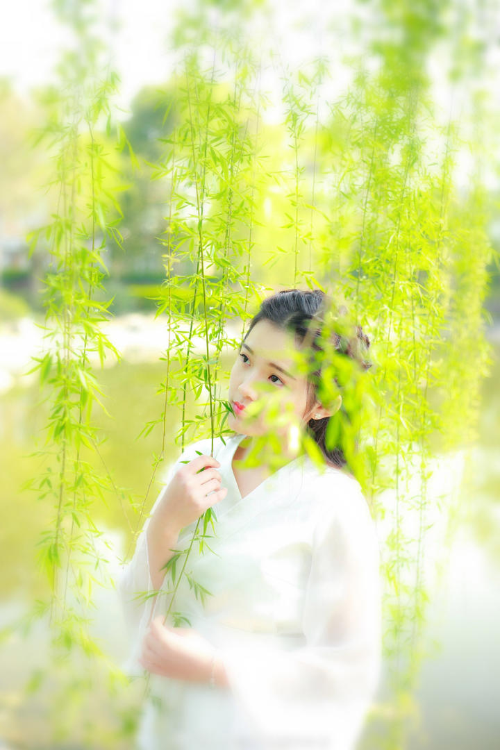 河边的清纯古装美女户外摄影写真图片