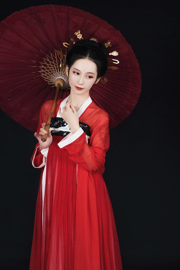 撑着油纸伞的喜庆中国红古装汉服美女写真图片