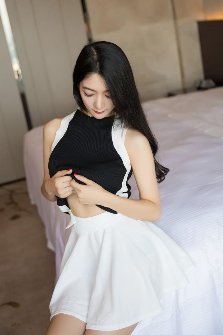 坐在床边的高清性感美女写真