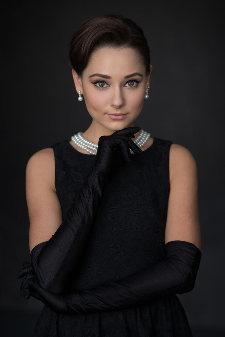 戴着珍珠项链的欧美美女肖像艺术写真图片