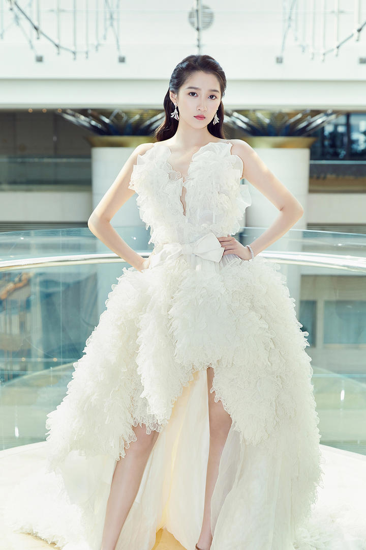 叉着腰的性感女神关晓彤写真