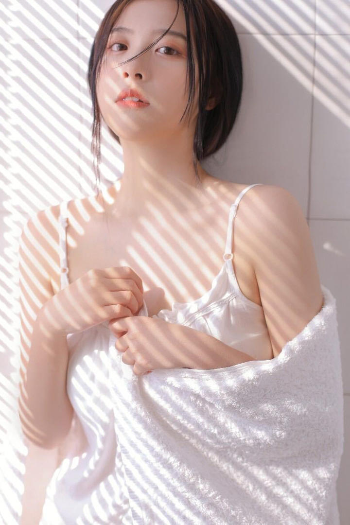 裹着浴巾的清纯女生写真图片
