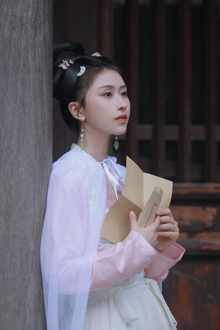 手拿书信的古典漂亮美女主播个人艺术摄影写真图片