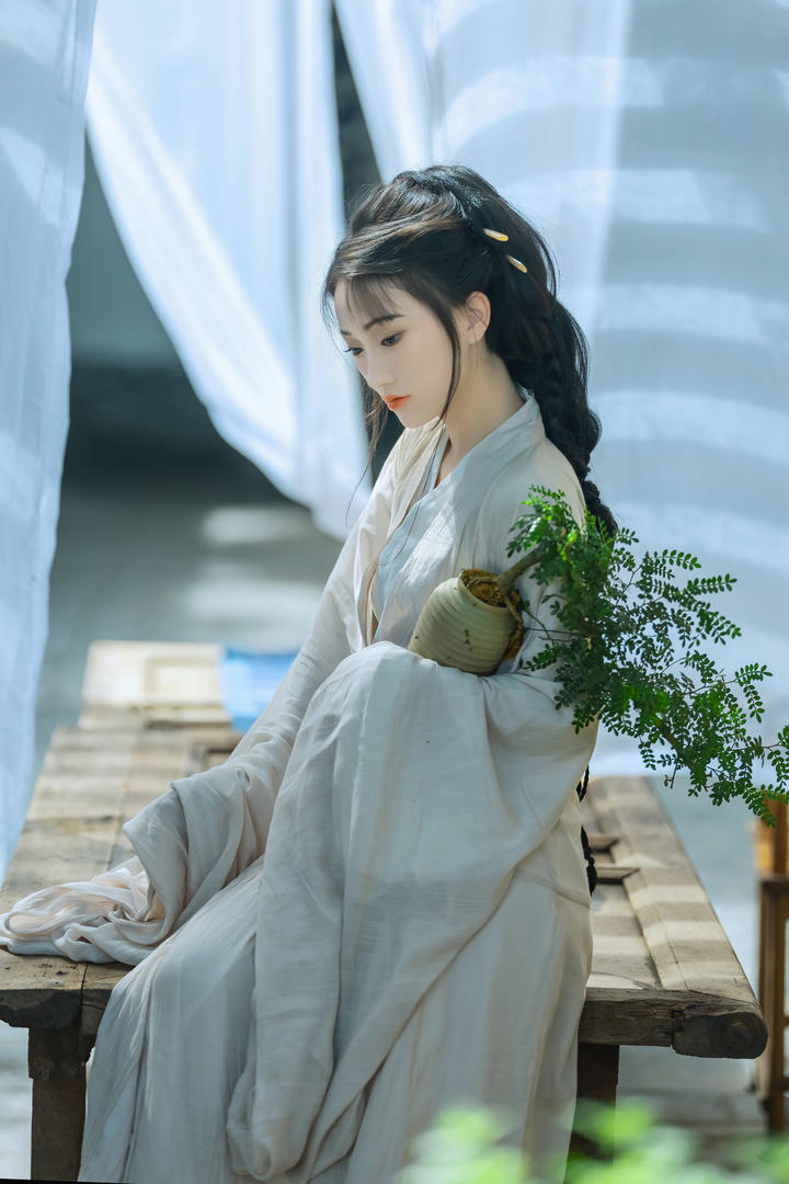 抱着花草的古典汉服美女高清唯美艺术写真图片
