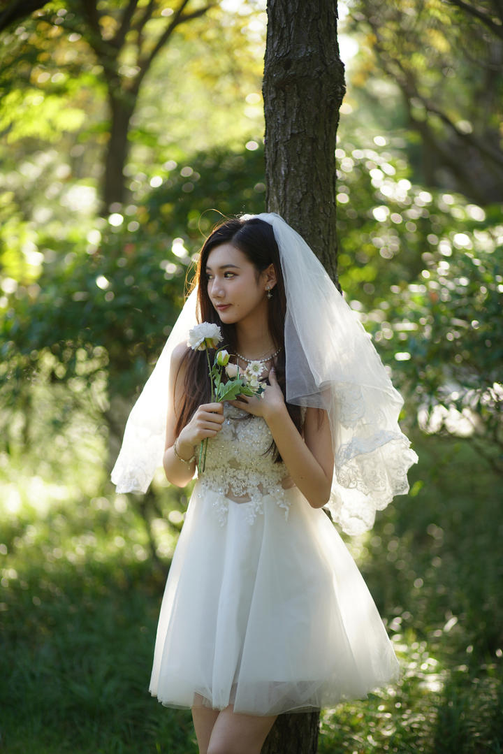 森林中的清纯美女唯美婚纱摄影写真图片